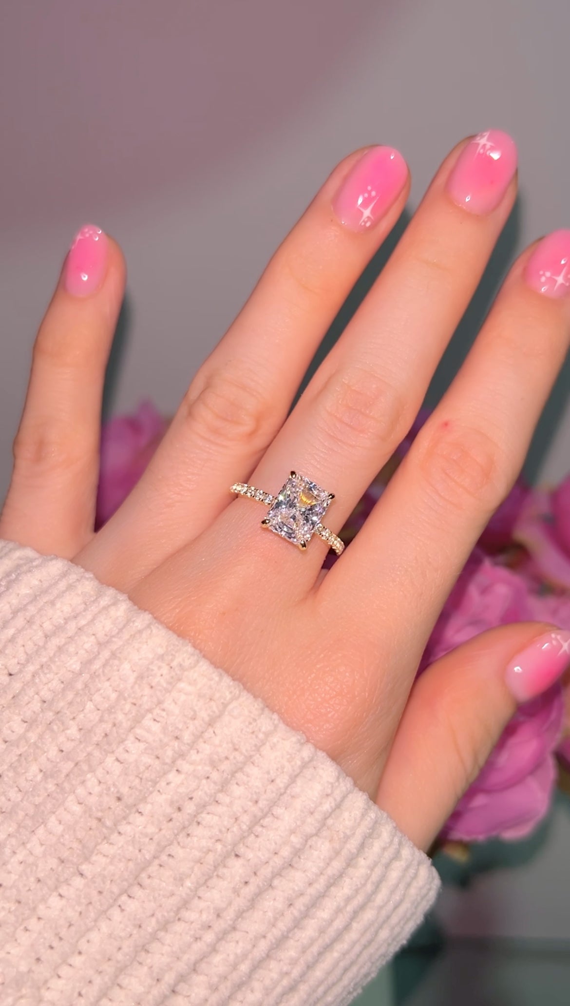 Anillo dorado de banda pavé con cristal de corte radiante