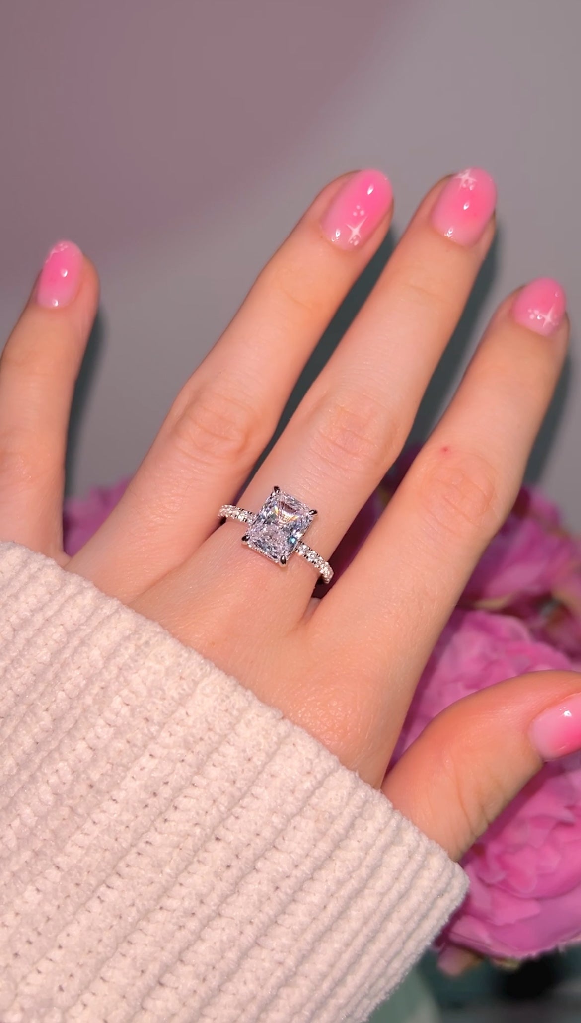 Anillo plateado de banda pavé con cristal de corte radiante