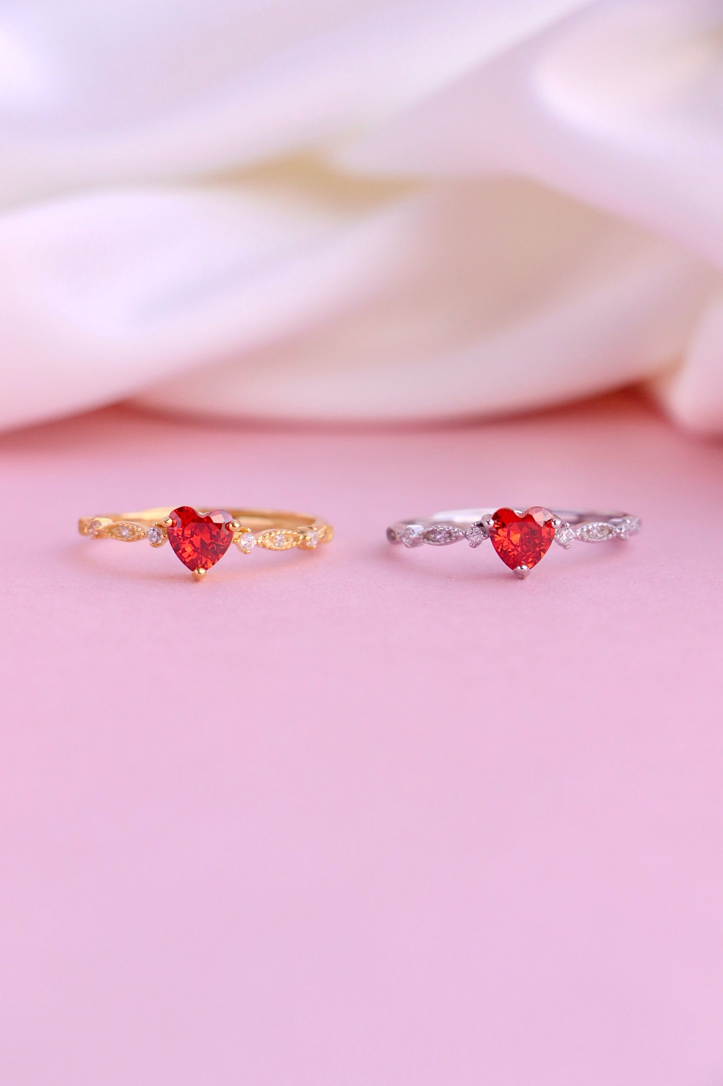 Anillos vintage con corazón rojo