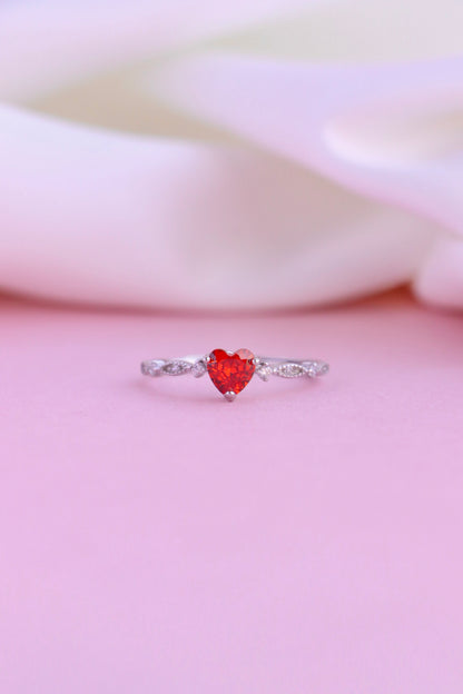 Anillo plateado con corazón rojo