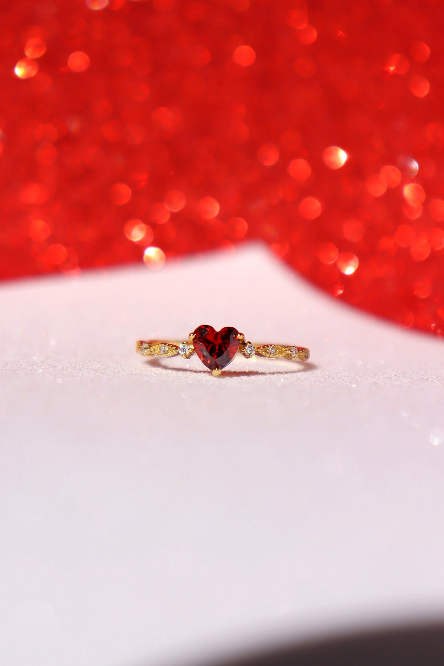 Anillo dorado con corazón rojo